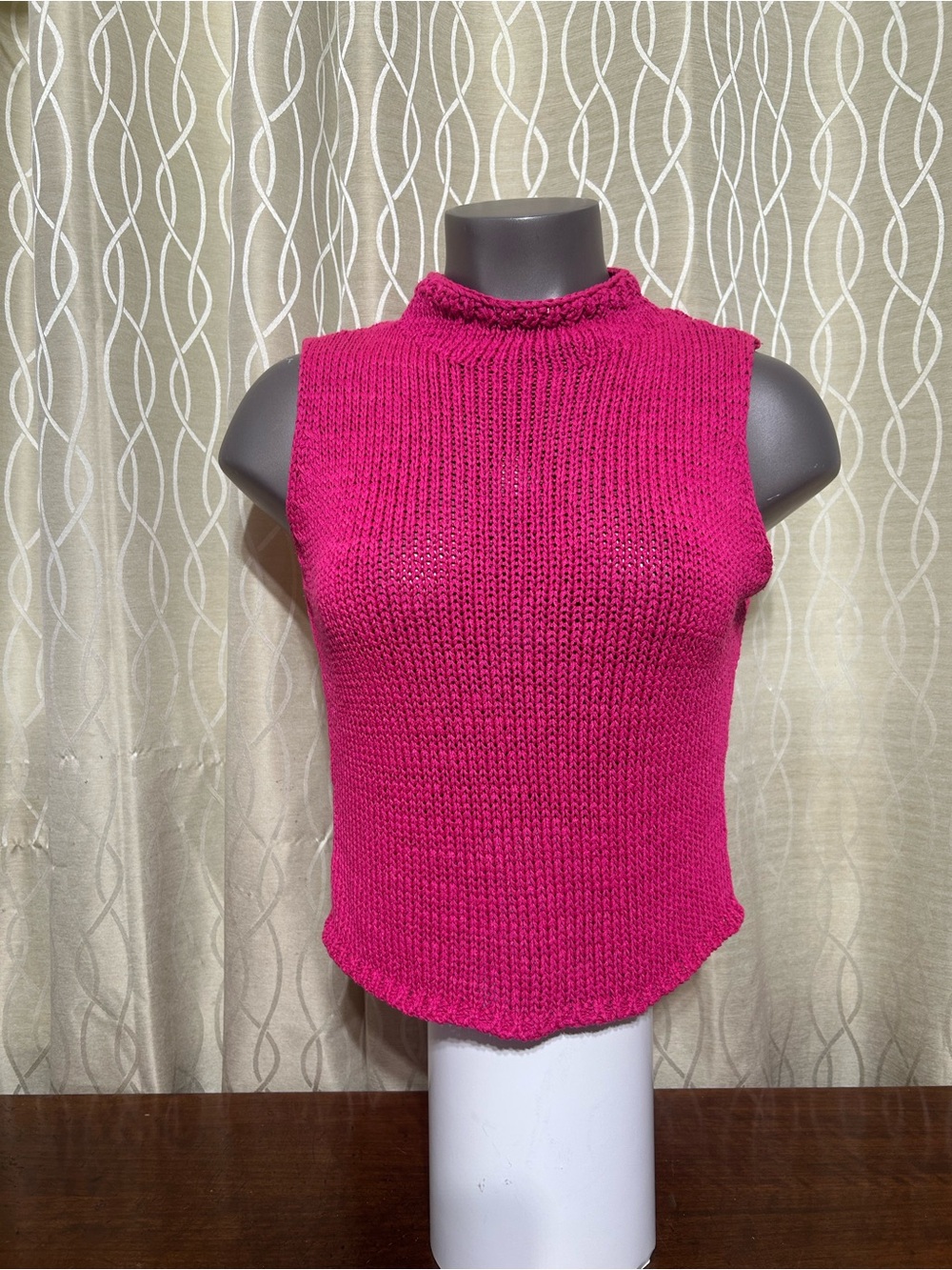 Women's Sleeveless Mock Neck Crop Top - Hot Pink